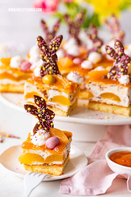 Blechkuchen zu Ostern mit Aprikosen und Schokohasen: Rezept Osterkuchen Maintal Aprikose und Schokolade #osterkuchen #blechkuchen #ostern #maintal #aprikose #backenmitmaintal #schokohasen