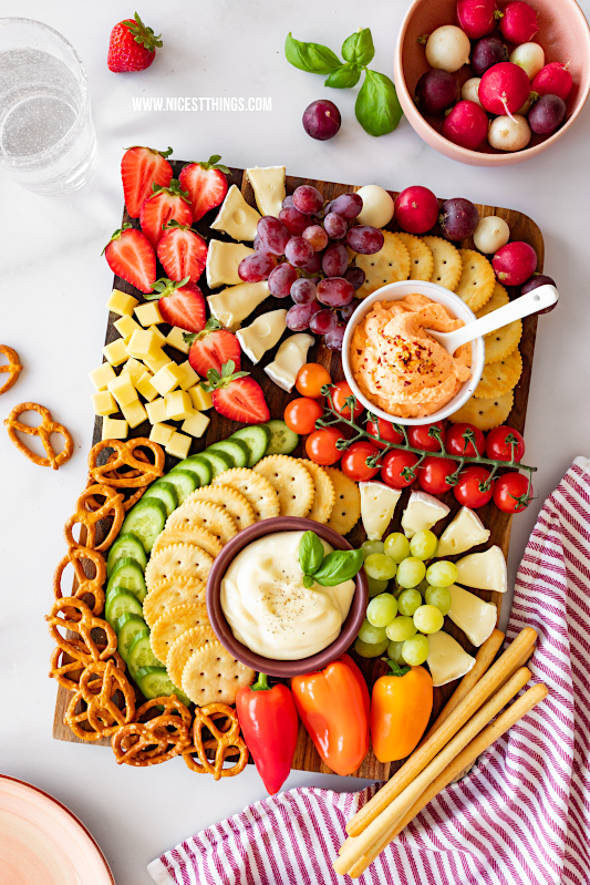Sommerliches Foodboard Snackboard mit Crackern, Salzbrezeln, Grissini, Tomaten, Gurken, Paprika, Radieschen, Erdbeeren, Trauben und Käse #foodboard #snackboard