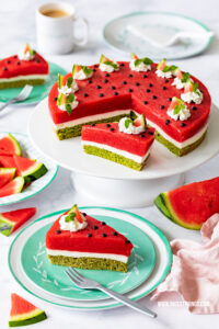 Wassermelonen-Torte - Matcha-Biskuit, Cheesecake und Erdbeeren im Wassermelonen-Look! Ein erfrischendes Kuchenrezept für den Sommer. #wassermelone #torte #wassermelonentorte #sommertorte #waca