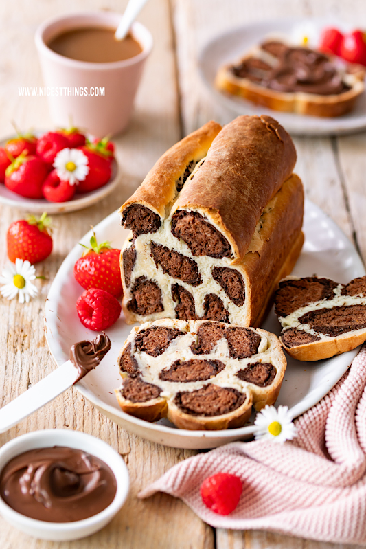 Leopardenbrot Rezept: fluffiger Hefeteig mit Leoparden-Muster. Ein köstliches Frühstück mit nutella und frischen Beeren 🍓 #leopardenbrot #nutella