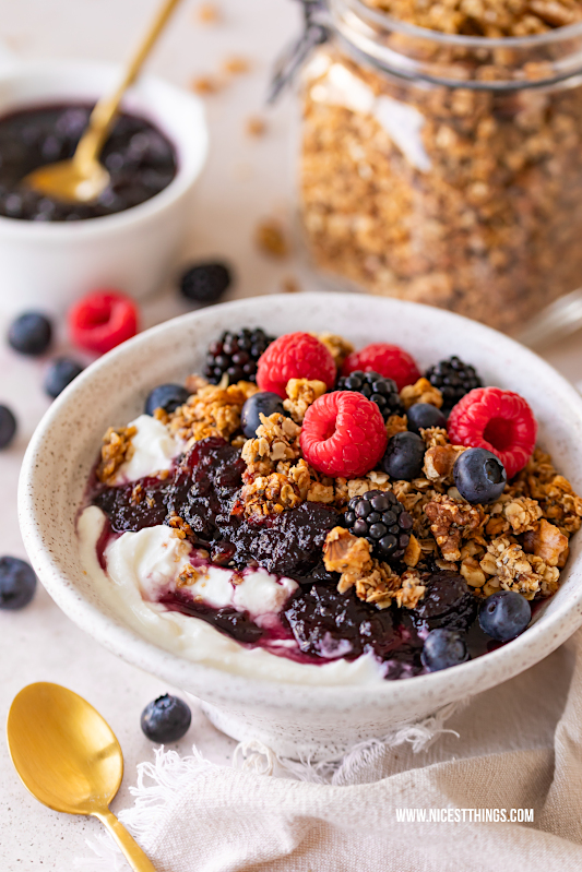 Granola-Rezept, reich an Omega-3-Fettsäuren und vegan, mit Skyr, frischen Beeren und Maintal Konfitüre Heidelbeere #granola #omega3 #veganesgranola #maintal #heidelbeerkonfituere