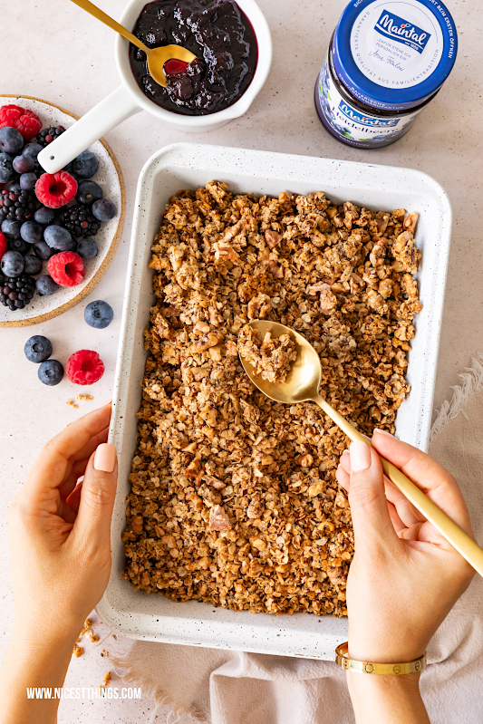 Granola-Rezept, reich an Omega-3-Fettsäuren und vegan, mit Skyr, frischen Beeren und Maintal Konfitüre Heidelbeere #granola #omega3 #veganesgranola #maintal #heidelbeerkonfituere