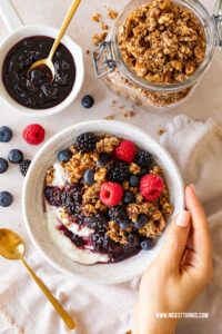 Granola-Rezept, reich an Omega-3-Fettsäuren und vegan, mit Skyr, frischen Beeren und Maintal Konfitüre Heidelbeere #granola #omega3 #veganesgranola #maintal #heidelbeerkonfituere
