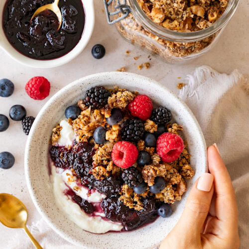 Granola-Rezept, reich an Omega-3-Fettsäuren und vegan, mit Skyr, frischen Beeren und Maintal Konfitüre Heidelbeere #granola #omega3 #veganesgranola #maintal #heidelbeerkonfituere