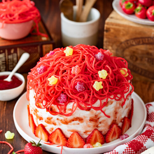 Pumuckltorte Erdbeertorte mit Erdbeeren, Maintal Konfitüre und Hitschies Schnüren #pumuckltorte #pumuckl #erdbeertorte #maintal #pumucklkonfitüre #erdbeerkonfitüre #hitschies #hitschiesschnüre