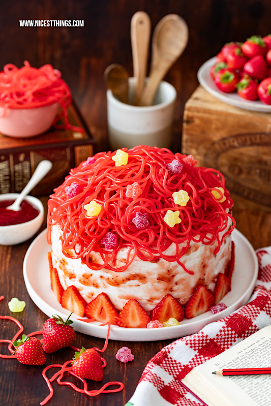 Pumuckltorte Erdbeertorte mit Erdbeeren, Maintal Konfitüre und Hitschies Schnüren #pumuckltorte #pumuckl #erdbeertorte #maintal #pumucklkonfitüre #erdbeerkonfitüre #hitschies #hitschiesschnüre