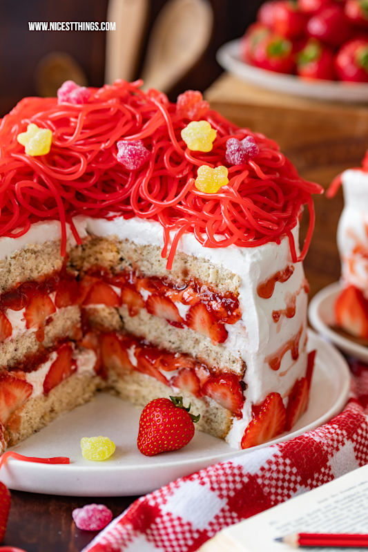 Pumuckltorte Erdbeertorte mit Erdbeeren, Maintal Konfitüre und Hitschies Schnüren #pumuckltorte #pumuckl #erdbeertorte #maintal #pumucklkonfitüre #erdbeerkonfitüre #hitschies #hitschiesschnüre