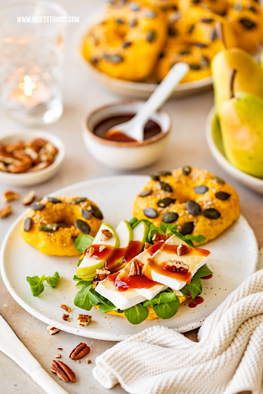 Kürbis Bagel Kürbisbagel herbstlicher Bagel Rezept mit Feldsalat, Birne, Brie, Pekannüssen und Maintal Hagebuttenmarmelade / Hiffenmark #kuerbisbagel #kuerbis #bagel #herbstbagel #maintal #hagebuttenkonfituere #hiffenmark