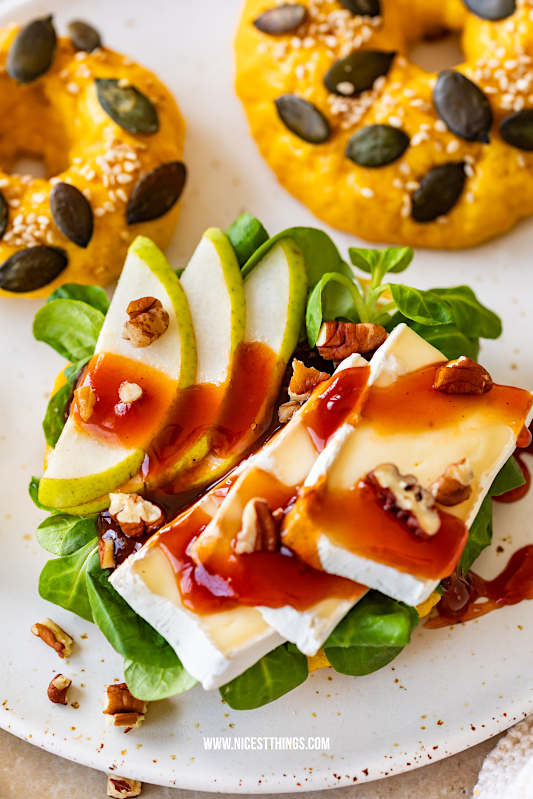 Kürbis Bagel Kürbisbagel herbstlicher Bagel Rezept mit Feldsalat, Birne, Brie, Pekannüssen und Maintal Hagebuttenmarmelade / Hiffenmark #kuerbisbagel #kuerbis #bagel #herbstbagel #maintal #hagebuttenkonfituere #hiffenmark