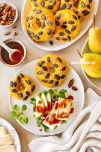 Kürbis Bagel Kürbisbagel herbstlicher Bagel Rezept mit Feldsalat, Birne, Brie, Pekannüssen und Maintal Hagebuttenmarmelade / Hiffenmark #kuerbisbagel #kuerbis #bagel #herbstbagel #maintal #hagebuttenkonfituere #hiffenmark