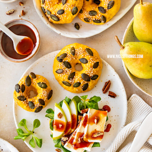 Kürbis Bagel Kürbisbagel herbstlicher Bagel Rezept mit Feldsalat, Birne, Brie, Pekannüssen und Maintal Hagebuttenmarmelade / Hiffenmark #kuerbisbagel #kuerbis #bagel #herbstbagel #maintal #hagebuttenkonfituere #hiffenmark