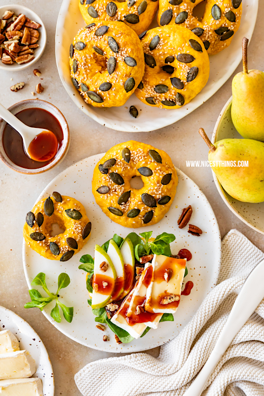 Kürbis Bagel Kürbisbagel herbstlicher Bagel Rezept mit Feldsalat, Birne, Brie, Pekannüssen und Maintal Hagebuttenmarmelade / Hiffenmark #kuerbisbagel #kuerbis #bagel #herbstbagel #maintal #hagebuttenkonfituere #hiffenmark