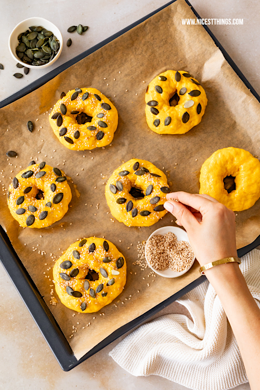 Kürbis Bagel Kürbisbagel herbstlicher Bagel Rezept mit Feldsalat, Birne, Brie, Pekannüssen und Maintal Hagebuttenmarmelade / Hiffenmark #kuerbisbagel #kuerbis #bagel #herbstbagel #maintal #hagebuttenkonfituere #hiffenmark
