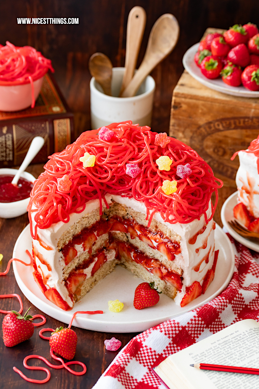 Pumuckltorte Erdbeertorte mit Erdbeeren, Maintal Konfitüre und Hitschies Schnüren #pumuckltorte #pumuckl #erdbeertorte #maintal #pumucklkonfitüre #erdbeerkonfitüre #hitschies #hitschiesschnüre