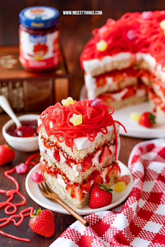 Pumuckltorte Erdbeertorte mit Erdbeeren, Maintal Konfitüre und Hitschies Schnüren #pumuckltorte #pumuckl #erdbeertorte #maintal #pumucklkonfitüre #erdbeerkonfitüre #hitschies #hitschiesschnüre