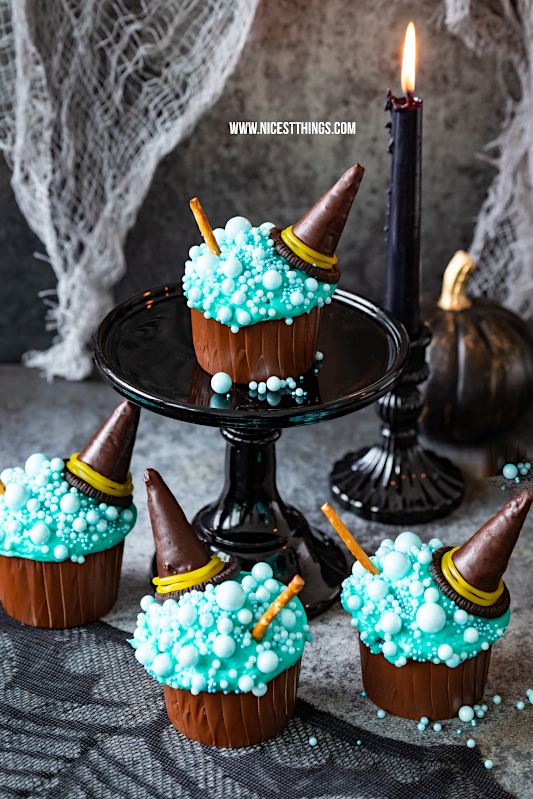 Hexenkessel-Cupcakes Rezept zu Halloween: Witch's Cauldron Cupcakes, Hexen-Cupcakes mit Bitter Lemon-Geschmack #hexenkesselcupcakes #halloween #hexenkessel #hexencupcakes #bitterlemon #halloweenfood #cauldroncupcakes #witchscauldroncupcakes