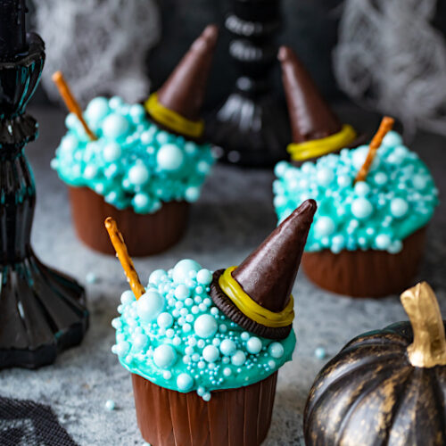 Hexenkessel-Cupcakes Rezept zu Halloween: Witch's Cauldron Cupcakes, Hexen-Cupcakes mit Bitter Lemon-Geschmack #hexenkesselcupcakes #halloween #hexenkessel #hexencupcakes #bitterlemon #halloweenfood #cauldroncupcakes #witchscauldroncupcakes