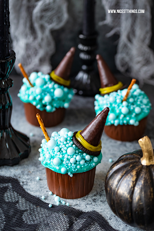 Hexenkessel-Cupcakes Rezept zu Halloween: Witch's Cauldron Cupcakes, Hexen-Cupcakes mit Bitter Lemon-Geschmack #hexenkesselcupcakes #halloween #hexenkessel #hexencupcakes #bitterlemon #halloweenfood #cauldroncupcakes #witchscauldroncupcakes