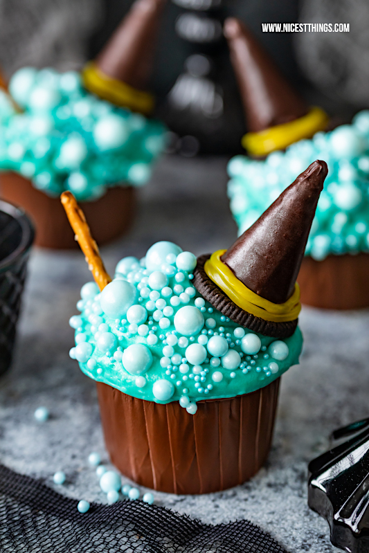 Hexenkessel-Cupcakes Rezept zu Halloween: Witch's Cauldron Cupcakes, Hexen-Cupcakes mit Bitter Lemon-Geschmack #hexenkesselcupcakes #halloween #hexenkessel #hexencupcakes #bitterlemon #halloweenfood #cauldroncupcakes #witchscauldroncupcakes