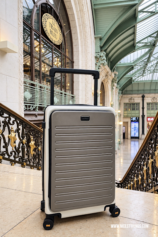 Mit dem Zug durch Europa: Warum der LEVEL8 Adventure Koffer der ideale Begleiter für Bahnreisen ist; hier in Paris am Gare de Lyon vor dem Le Train Bleu #reisekoffer #level8 #level8adventure #traveleurope #letrainbleu
