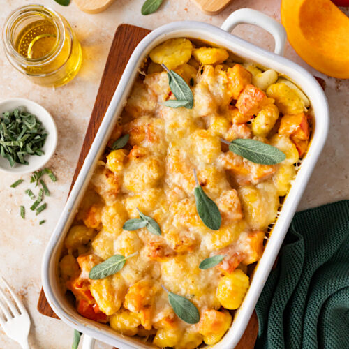 Kürbis-Gnocchi-Auflauf Rezept mit Asiago-Käse und Salbei #kuerbis #kuerbisrezept #gnocchi #gnocchirezept #kuerbisgnocchiauflauf #kuerbisauflauf #gnocchiauflauf #thinkmilk #asiago #käse